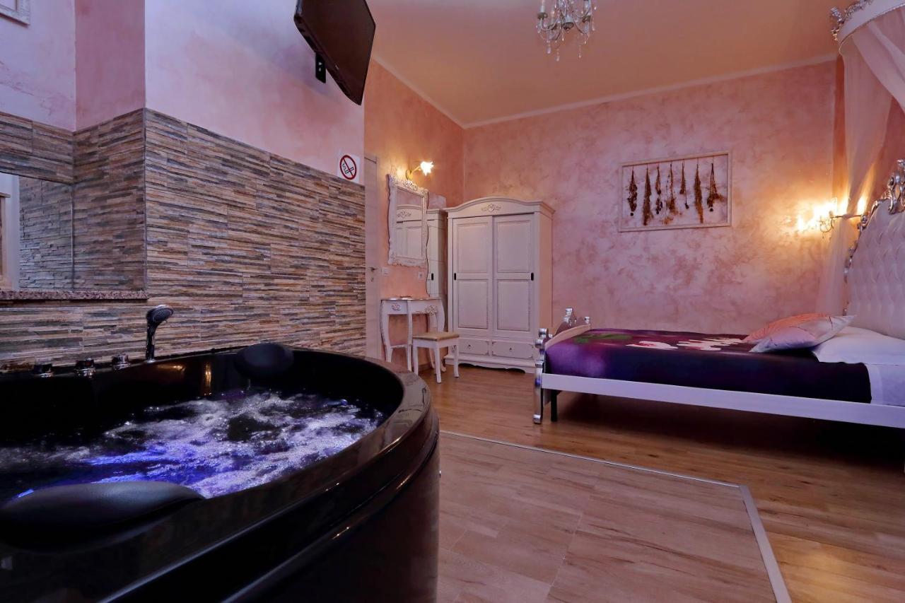 Deluxe Rooms And Chilling Jacuzzi Suite Guesthouse Рим Экстерьер фото